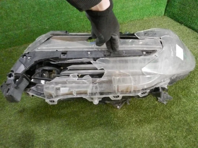 Фара левая для Toyota Alphard H30 2015+ на фотографиях