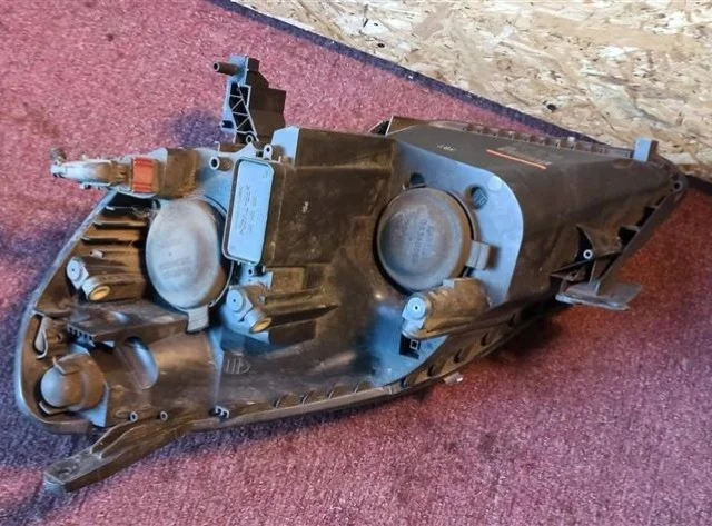 Фара правая для Opel Zafira B 2005-2015 на фотографиях