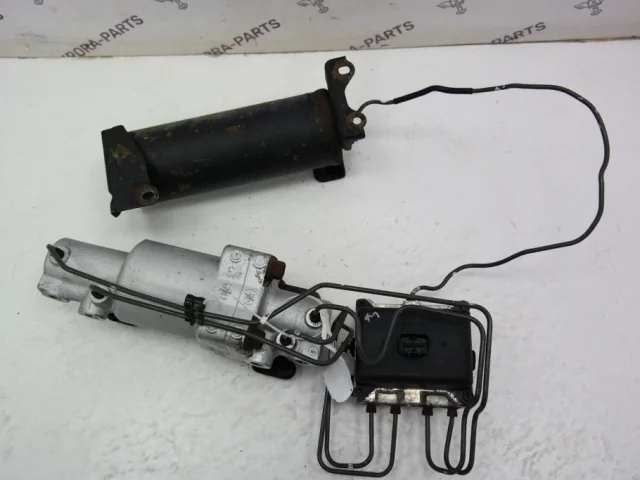 Блок клапанов пневмоподвески для Lexus LX J200 2007-2015 на фотографиях