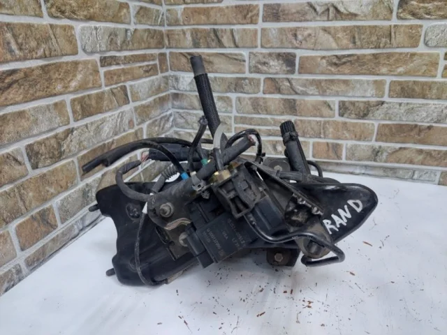 Компрессор пневмоподвески передний для Jeep Grand Cherokee 4 WK2 2010-2013 на фотографиях