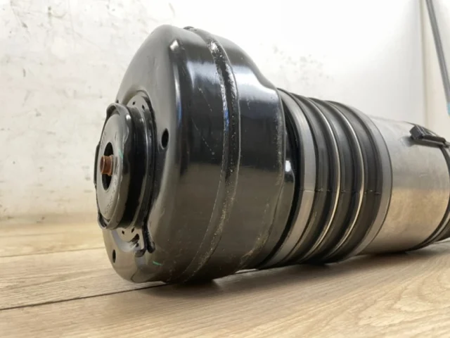 Пневмостойка передняя правая для Audi Q7 4M 2015+ на фотографиях