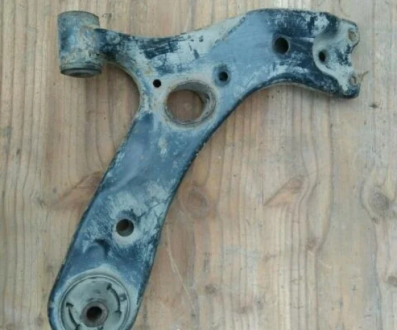 Качающийся рычаг правый для Toyota Corolla E140/E150 Седан 2006-2013 на фотографиях