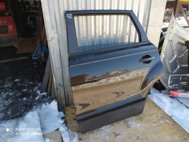 Уплотнитель передней правой двери для Audi Q7 4L 2005-2015 на фотографиях