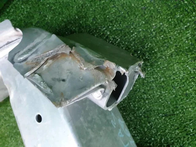 Усилитель бампера передний верхний для Audi Q7 4M 2015+ на фотографиях