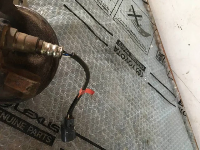 Лямбда-зонд (верхний) для Toyota RAV4 XA20 2000-2005 на фотографиях