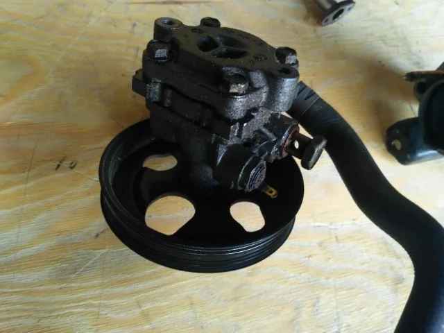 Насос ГУР для Mitsubishi Outlander 1 CU0W 2002-2009 на фотографиях