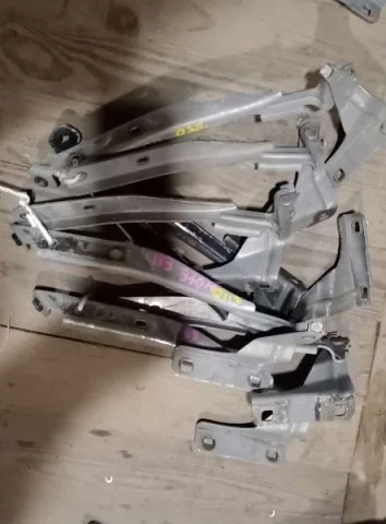 Петля капота левая для Nissan Tiida C11 Хэтчбек 2007-2014 на фотографиях