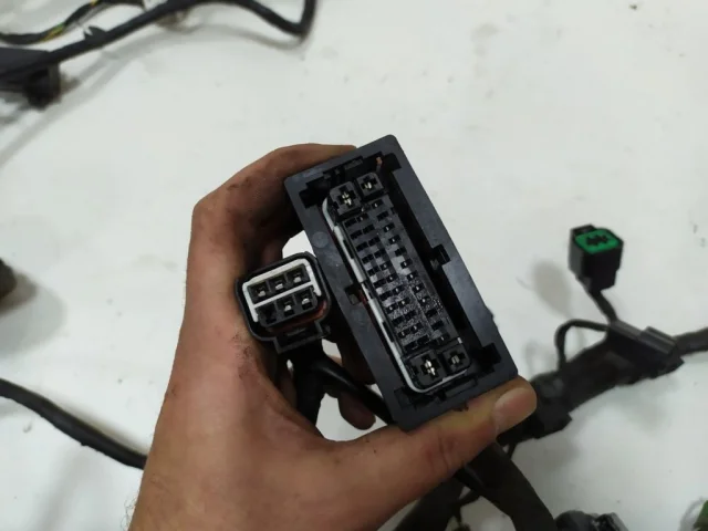 Проводка моторного отсека для Hyundai Solaris 1 рестайлинг 2014-2017 на фотографиях