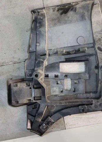 Кронштейн заднего бампера правый для BMW 7er G11/G12 2015-2021 на фотографиях