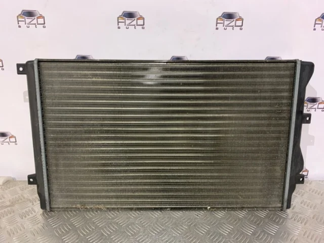 Радиатор охлаждения ДВС для Volkswagen Golf VI (5K) 2008-2012 на фотографиях