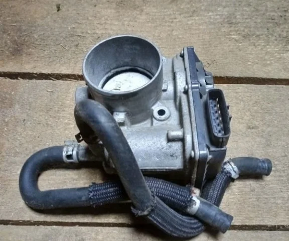 Дроссельная заслонка для Toyota RAV4 XA40 2013-2015 на фотографиях