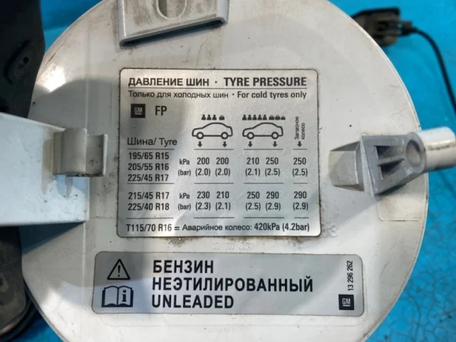 Лючок топливного бака для Opel Astra J Седан 2011-2017 на фотографиях