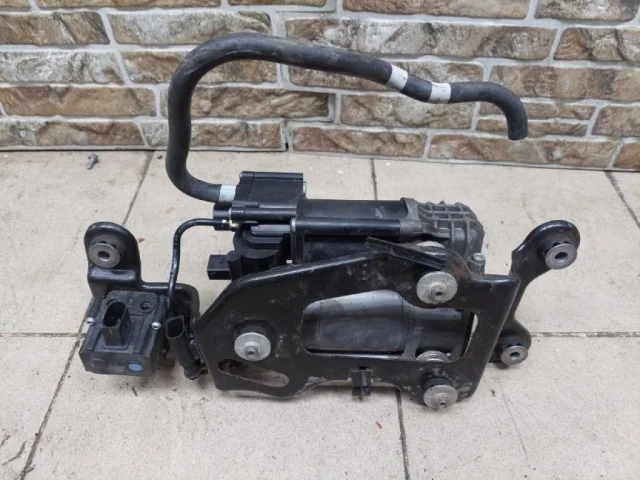 Компрессор пневмоподвески задний для BMW X5 Е70 2006-2013 на фотографиях