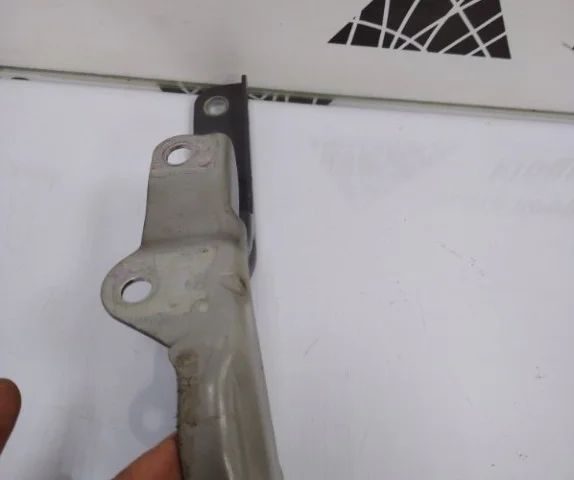 Петля капота левая для Hyundai Solaris 2 (2017-2022) на фотографиях