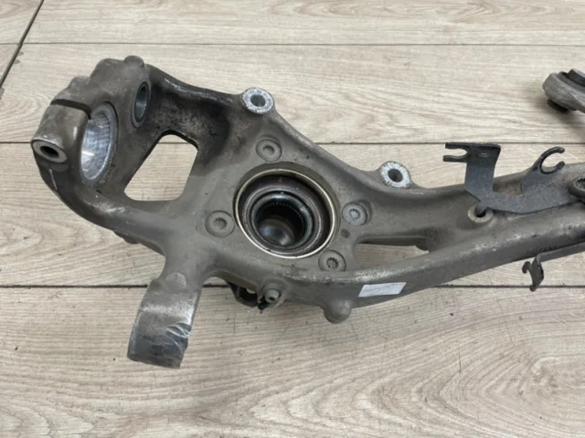 Кулак поворотный левый для Audi Q7 4M 2015+ на фотографиях