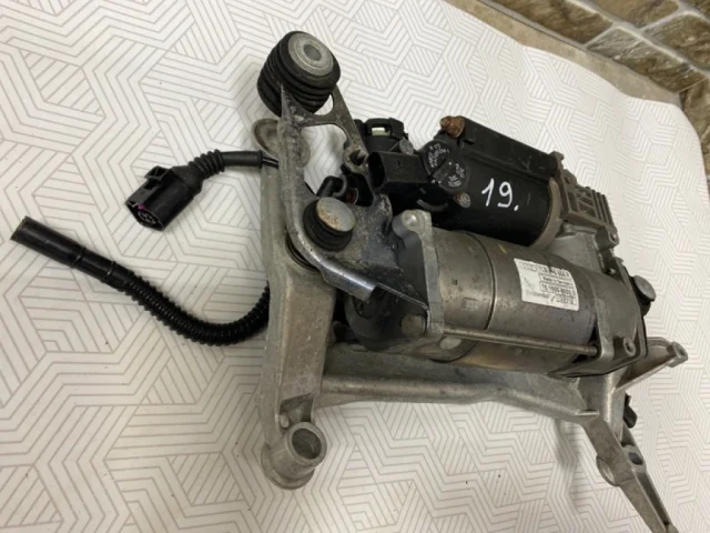 Компрессор пневмоподвески задний для Audi Q7 4L 2005-2015 на фотографиях