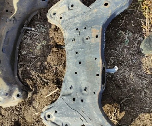 Подрамник двигателя для Hyundai Solaris 1 RB (2011-2013) на фотографиях