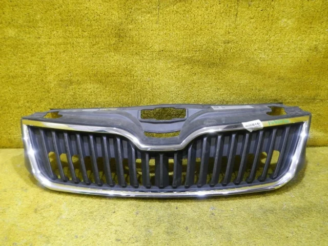 Решетка переднего бампера для Skoda Rapid I NH3 2012-2017 на фотографиях