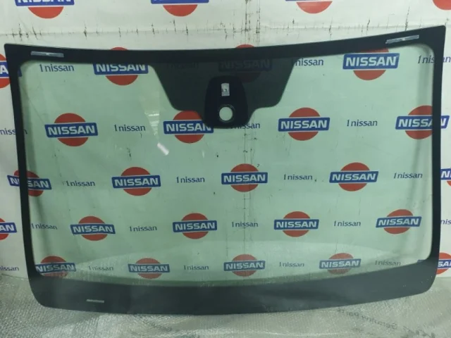 Лобовое (ветровое) стекло для Nissan Qashqai J10 2006-2013 на фотографиях