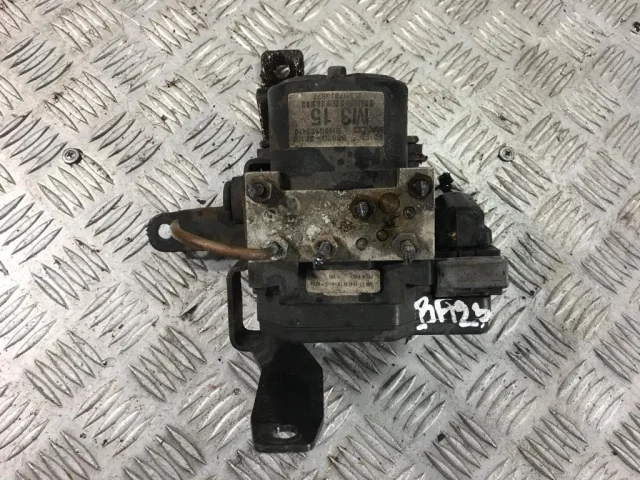 Блок ABS для Hyundai Tucson JM 2004-2009 на фотографиях