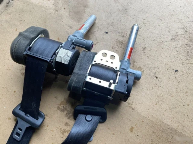 Ремень безопасности задний левый для Volvo C30 MK 2006-2013 на фотографиях