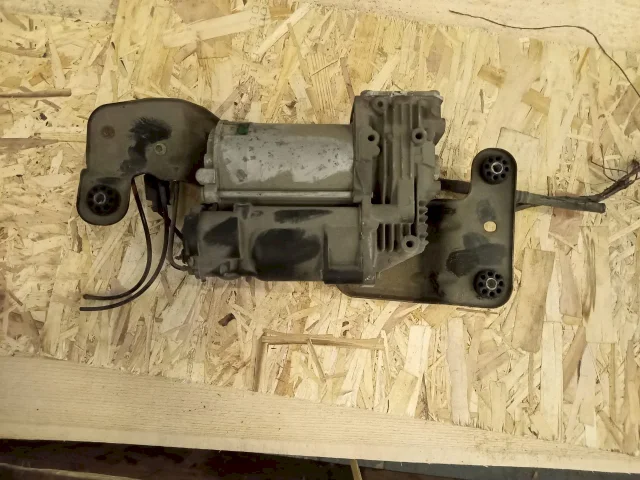 Компрессор пневмоподвески задний для BMW X5 Е70 2006-2013 на фотографиях