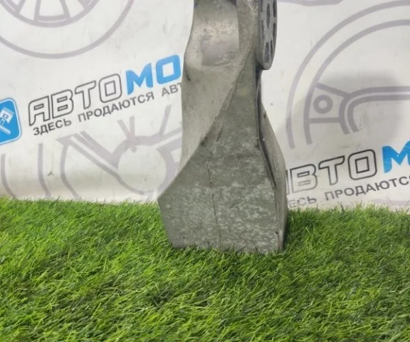 Кронштейн подушки двигателя для Volkswagen Touareg II (7P5) 2010-2014 на фотографиях