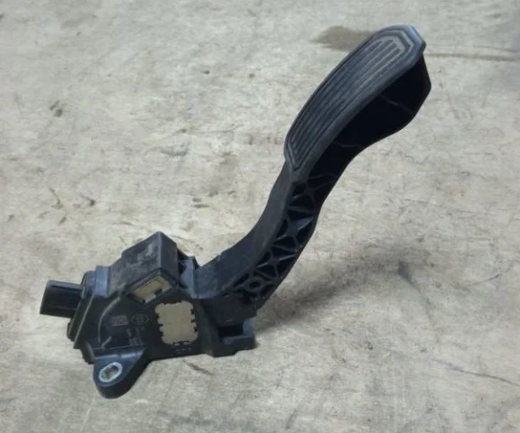 Электронная педаль газа для Toyota RAV4 XA30 2005-2012 на фотографиях