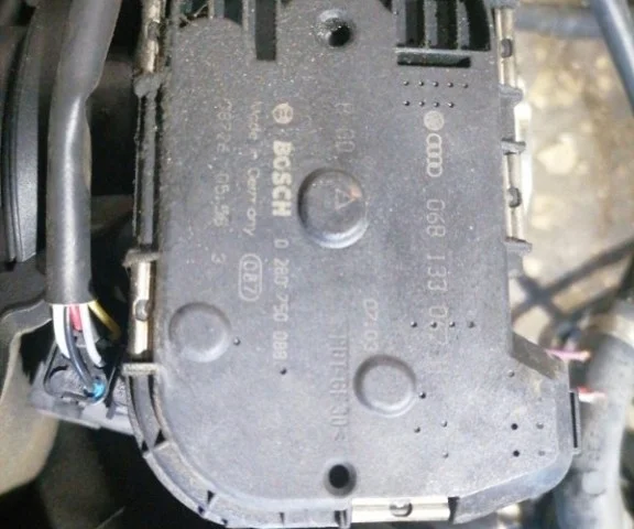 Дроссельная заслонка для Audi A4 B6 2000-2004 на фотографиях