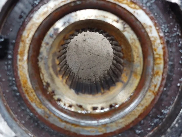 Кулак поворотный левый для Land Rover Range Rover Evoque L538 2011-2015 на фотографиях