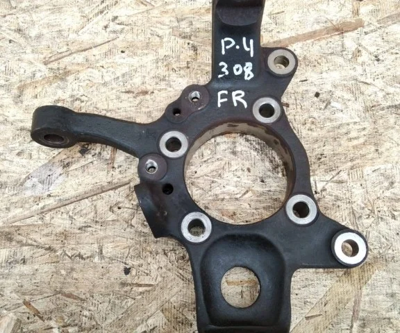 Кулак поворотный правый для Mitsubishi Pajero V90 5dr rest I 2011-2015 на фотографиях