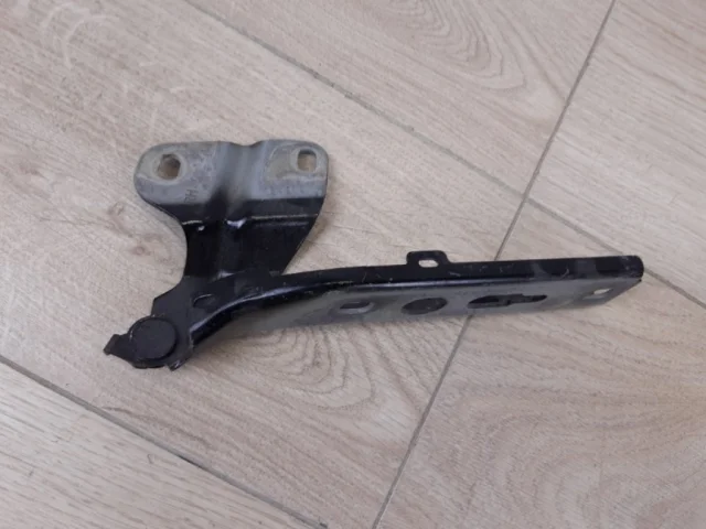 Петля капота правая для Audi Q3 8U 2011-2019 на фотографиях
