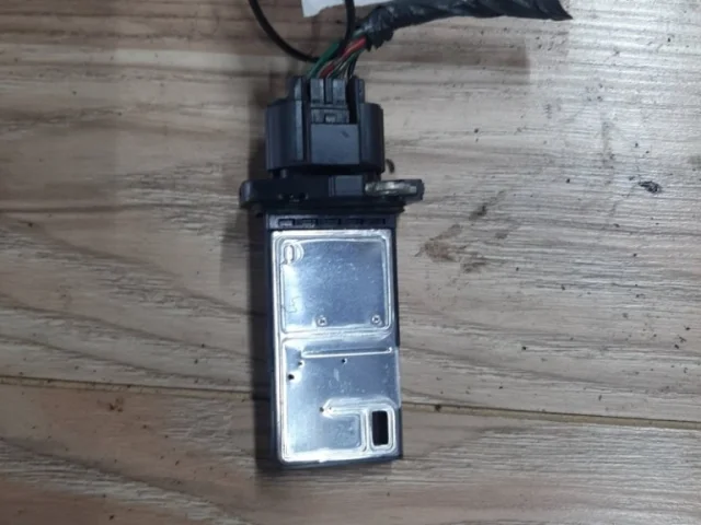 Датчик массового расхода воздуха для Nissan X-Trail T30 RU 2001-2007 на фотографиях