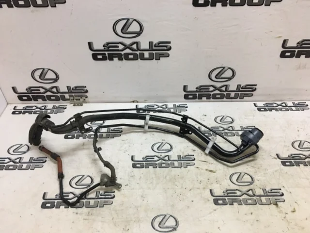 Горловина топливного бака для Toyota RAV4 XA40 rest 2015-2019 на фотографиях