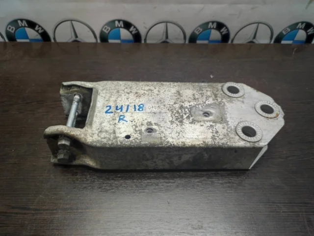 Кронштейн заднего бампера левый для BMW 5er Ф10 2010-2013 на фотографиях