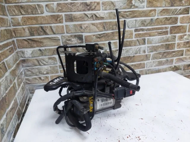 Компрессор пневмоподвески передний для Jeep Grand Cherokee 4 WK2 2010-2013 на фотографиях