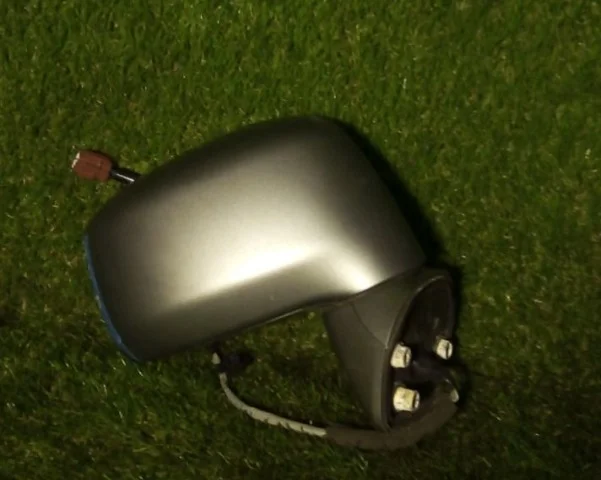 Стекла и зеркала для Nissan Tiida C11 Хэтчбек 2007-2014 на фотографиях