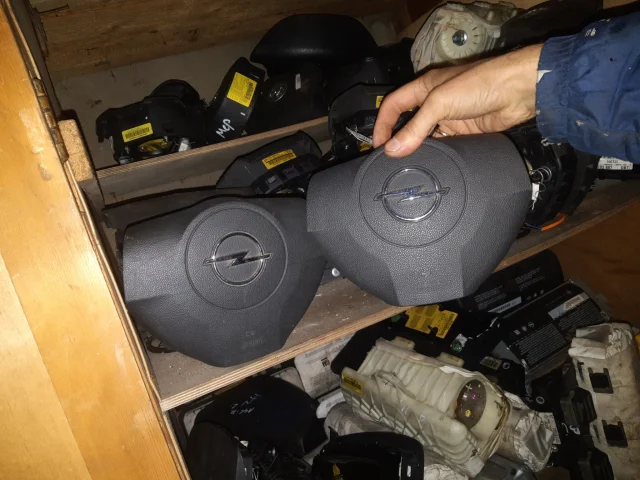 Подушка безопасности водителя для Opel Astra H Седан 2004-2014 на фотографиях