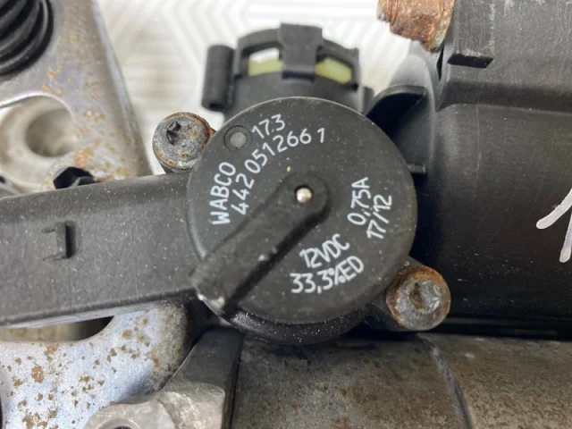 Компрессор пневмоподвески задний для Audi Q7 4L 2005-2015 на фотографиях