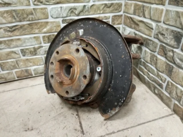 Кулак задний левый для Audi Q7 4L 2005-2015 на фотографиях