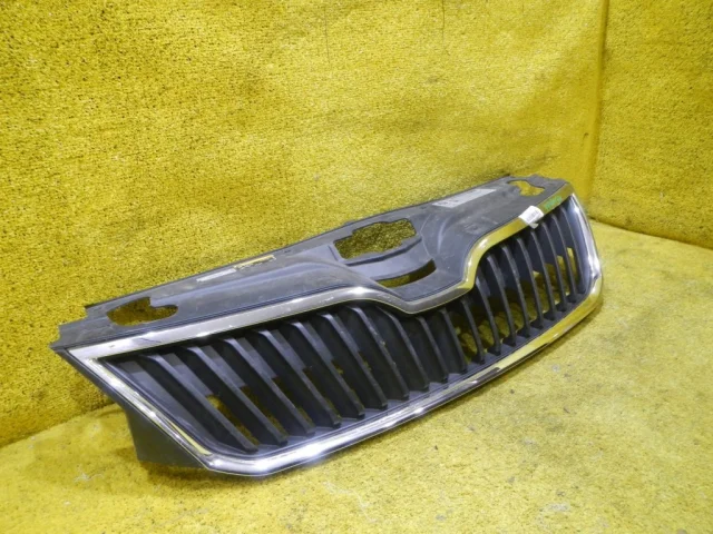 Решетка переднего бампера для Skoda Rapid I NH3 2012-2017 на фотографиях