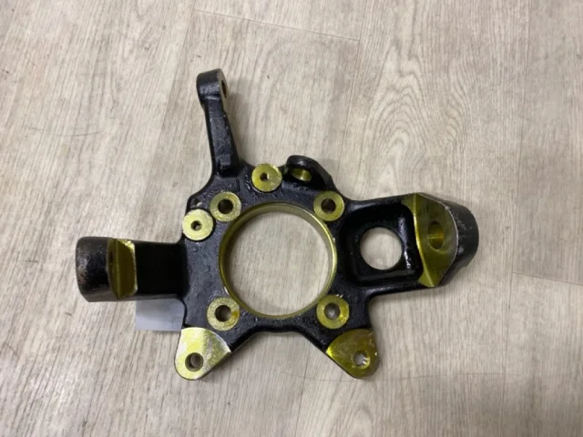 Кулак поворотный правый для Mitsubishi Pajero V80 3dr (JDM) 2006-2014 на фотографиях