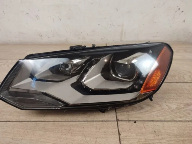 Фара ксенон левая для Volkswagen Touareg II (7P5) 2010-2014 на фотографиях