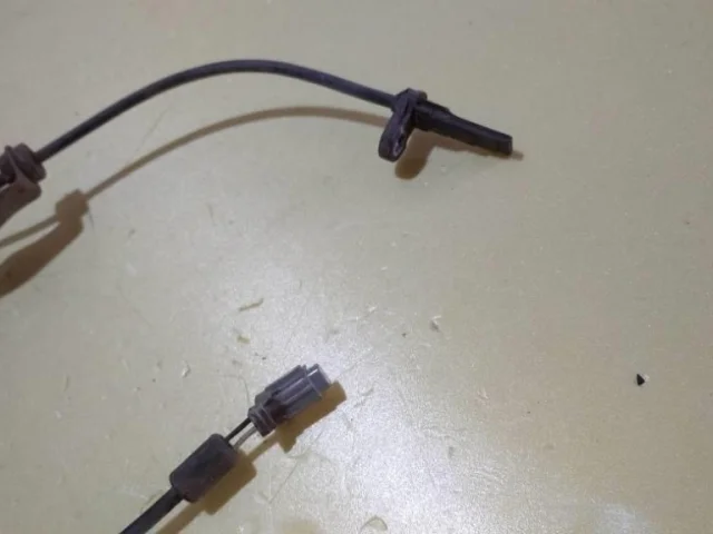 Датчик ABS задний правый для Subaru Forester SG 2002-2008 на фотографиях