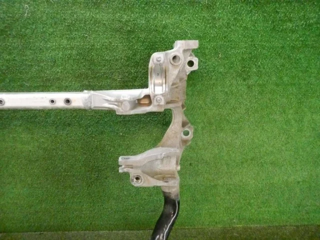 Подрамник двигателя для Audi Q7 4M 2015+ на фотографиях