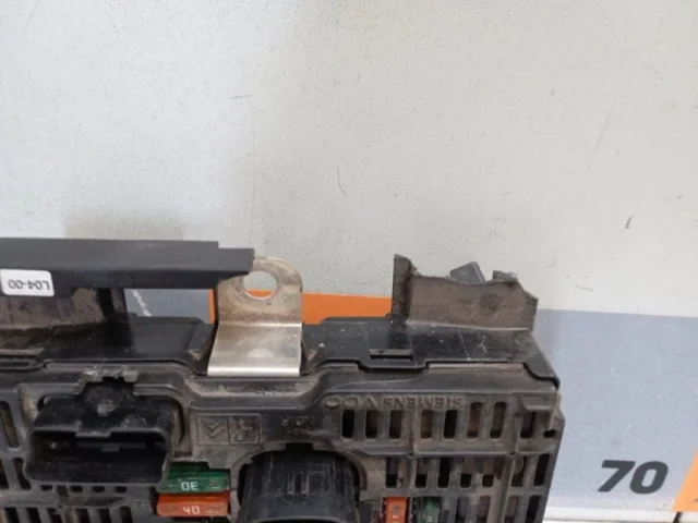 Блок предохранителей салона для Citroen C4 Хэтчбек 2004-2011 на фотографиях