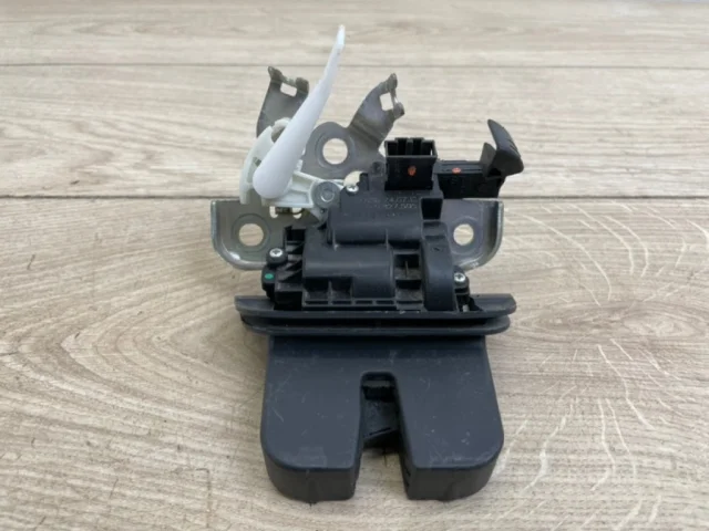 Замок багажника для Audi Q7 4L 2005-2015 на фотографиях