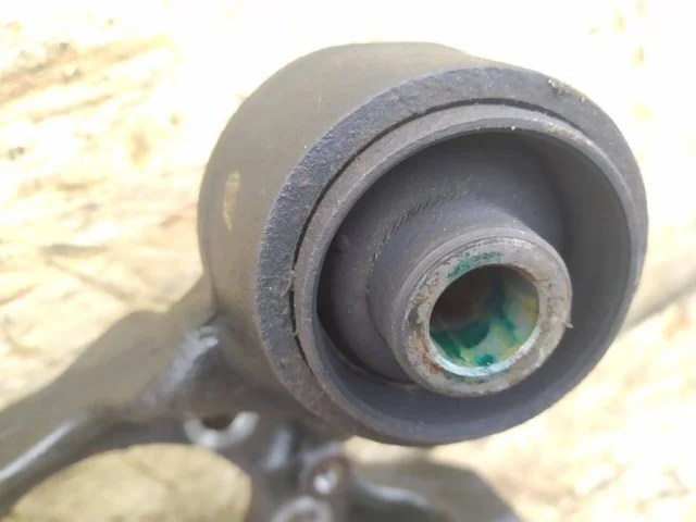 Цапфа задняя левая для Mitsubishi Pajero V90 5dr 2006-2011 на фотографиях