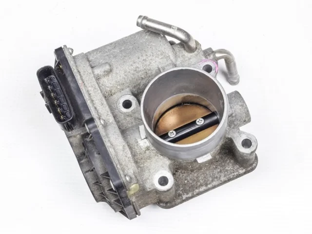 Дроссельная заслонка для Toyota Corolla E120 Седан (JDM) 2000-2006 на фотографиях