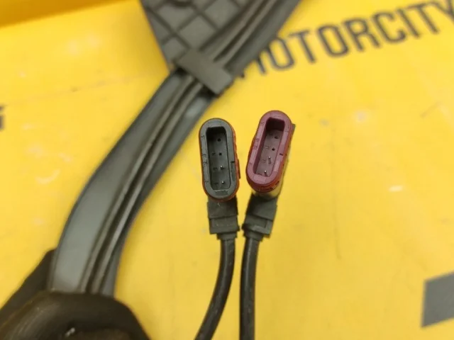 Датчик ABS передний правый для Mercedes-Benz E class W211 2002-2009 на фотографиях